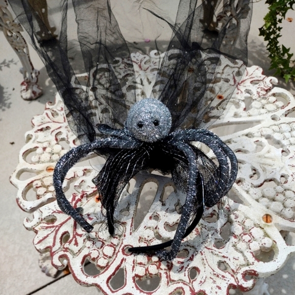Halloween spider fascinator with long veil - Picture 6 of 6